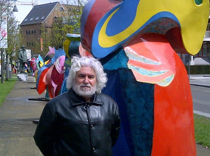 El Escutor Cristóbal Gabarrón, Ante Una De Sus Obras.