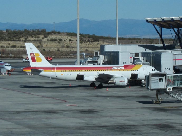 Avion De Iberia En Pista