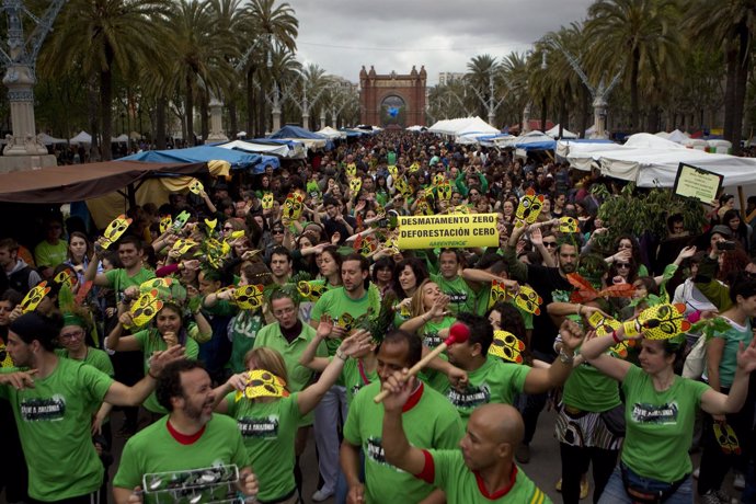 Participantes En El Flashmob De Greenpeace Bailan A Lo Largo Del Passeig Lluís C