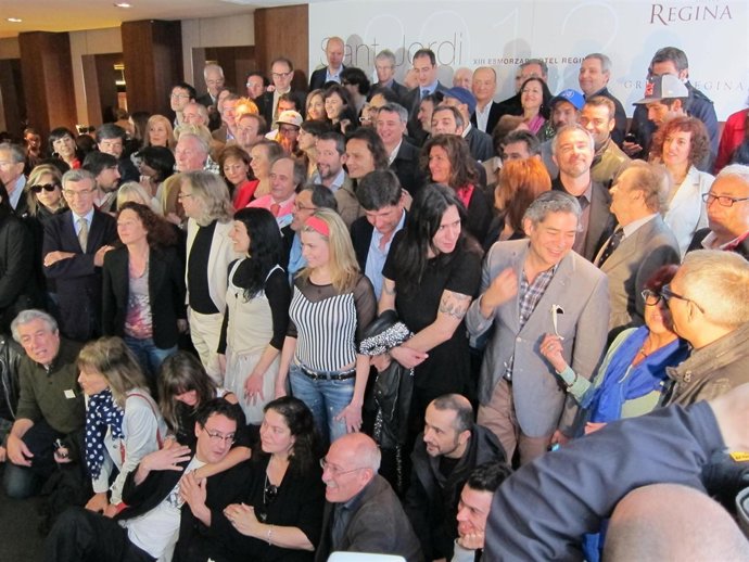 Foto De Grupo De Escritores En El Hotel Regina