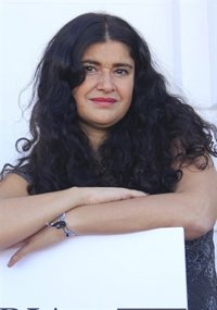 Lucía Etxebarría fimará con besos porque está manca "por los recortes"