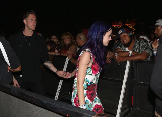 Katy Perry Cogida De La Mano De Robert Ackroyd