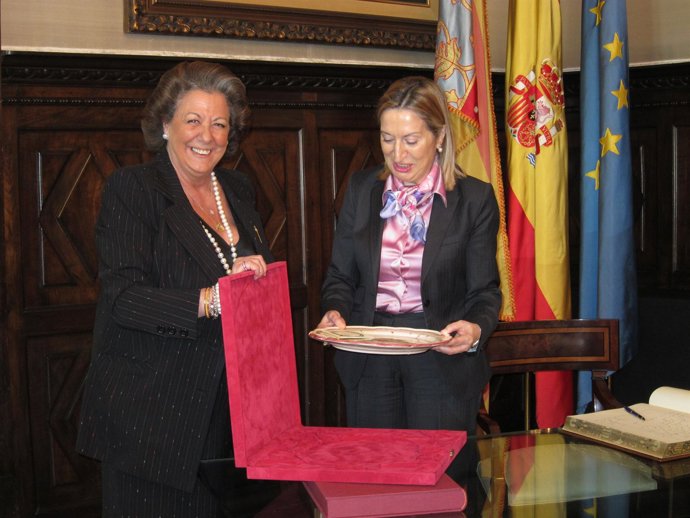 Barberá Y Pastor Antes De Su Reunión En El Ayuntamiento