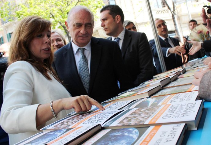 El Ministro J.Fernández Y La Líder Del PPC A.S.Camacho En Un Stand De Sant Jordi