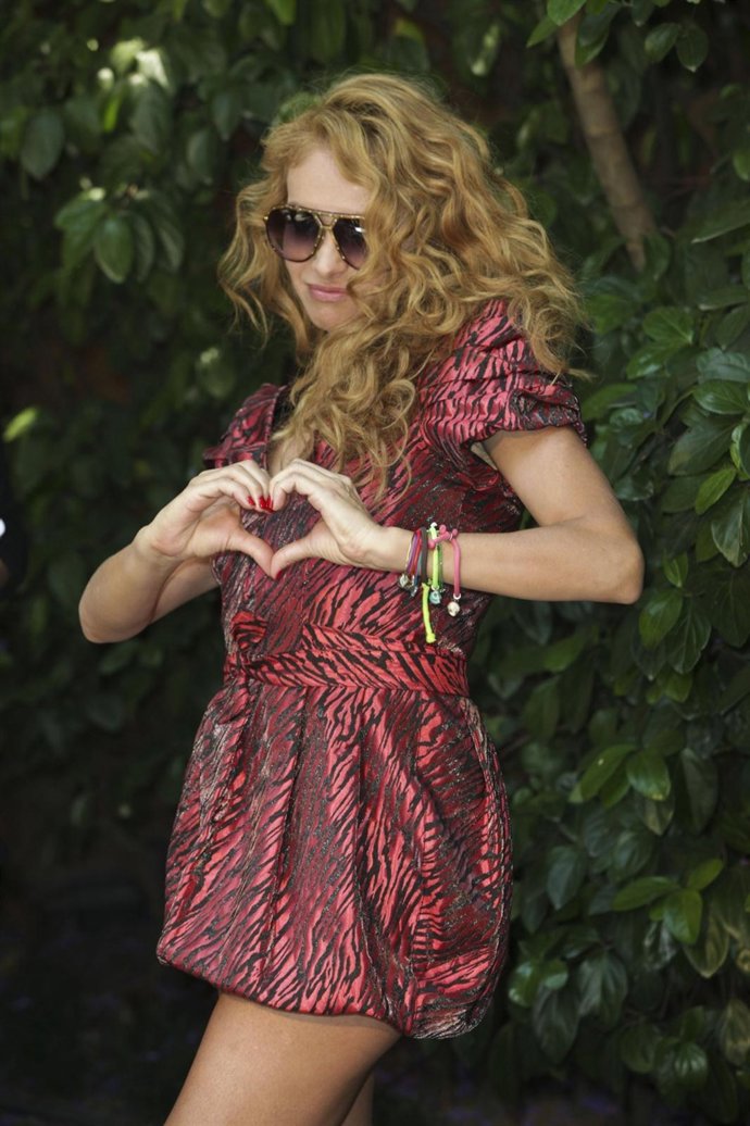 Paulina Rubio Dibujando Un Corazón