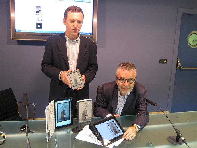 Dir Gen De Bienes Culturales (Sentado) Y Director De La Editorial Tres Fronteras