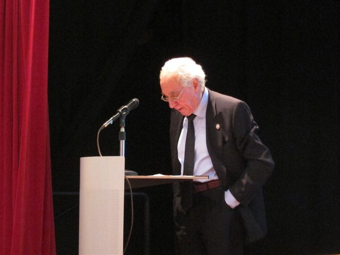 El Consejero De Cultura Durante Una Lectura Con Motivo Del Día Del Libro