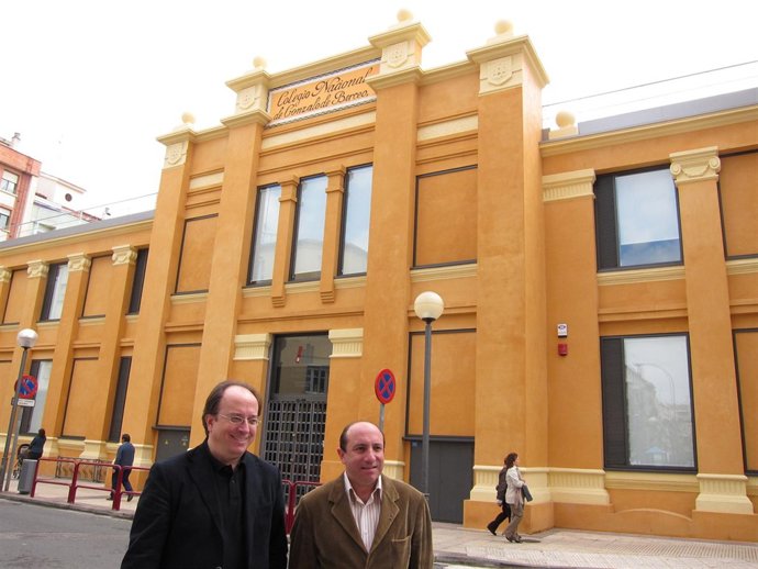 Concejales Del PSOE De Logroño Junto A La Biblioteca Rafael Azcona