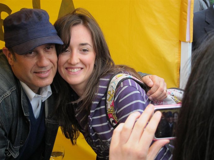 Federico Moccia Con Una Fan En Sant Jordi