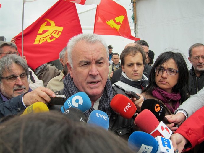 El Coordinador De IU Atiende A Los Medios En Villalar