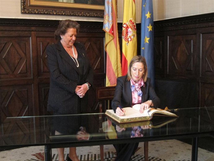 Barberá Junto Pastor Mientras Firma En El Libro De La Ciudad De Valencia