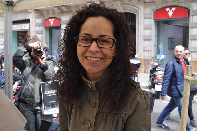 La Escritora Y Periodista Ana Basanta En La Firma De Sant Jordi