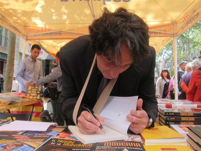Jordi Portabella (Upb) Firmando Un Libro Suyo.