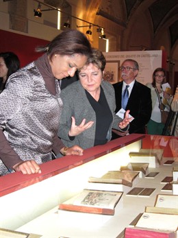 La Consellera Lola Jonhson En La Exposición Del Día Del Libro