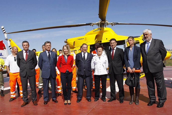 Autoridades Junto Al Helicóptero Medicalizado