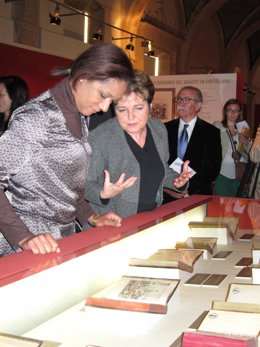 La Consellera Lola Jonhson En La Exposición Del Día Del Libro