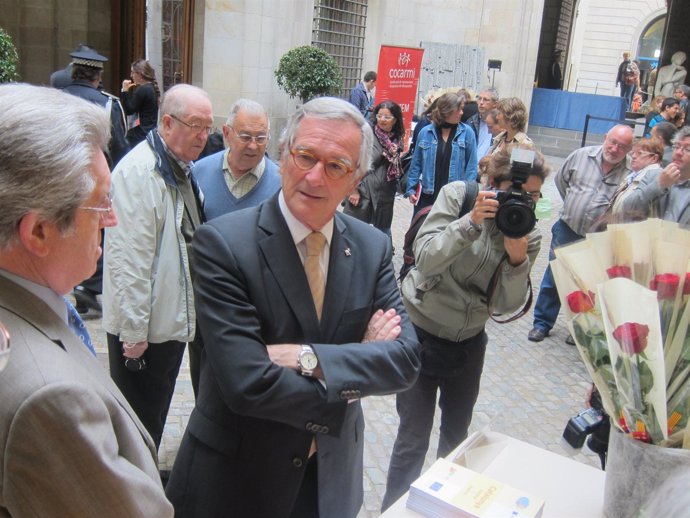 Xavier Trias Visitando Las Paradas De Sant Jordi En El Ayuntamiento