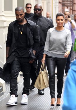 Kim Kardashian Y Kanye West Pasean Por Nueva York