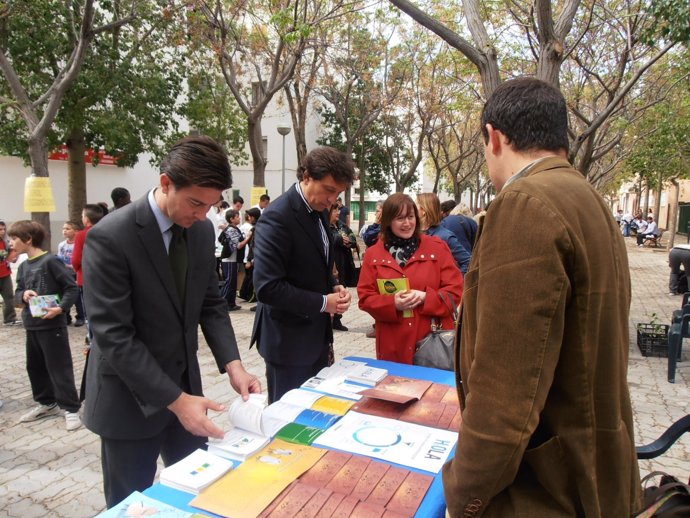 El Alcalde De Palma Visita Puestos De Libros En Son Gotleu 