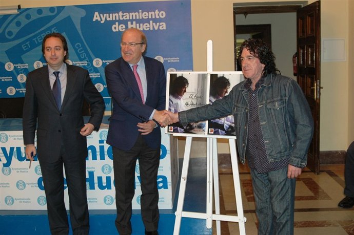 El Alcalde De Huelva, Pedro Rodríguez, Junto Al Cantante 'El Pecas'. 