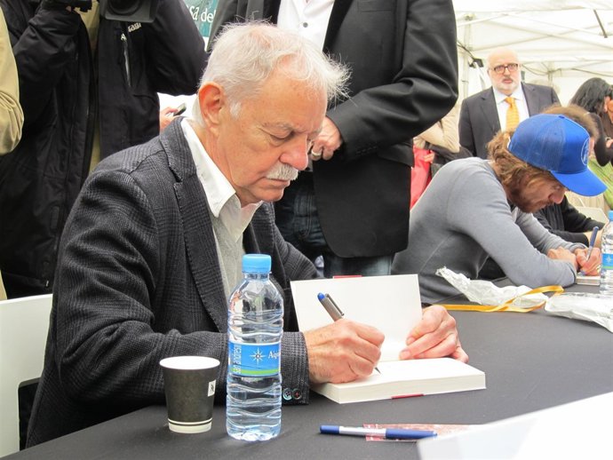 El Escritor Eduardo Mendonza Firma Libros Por Sant Jordi