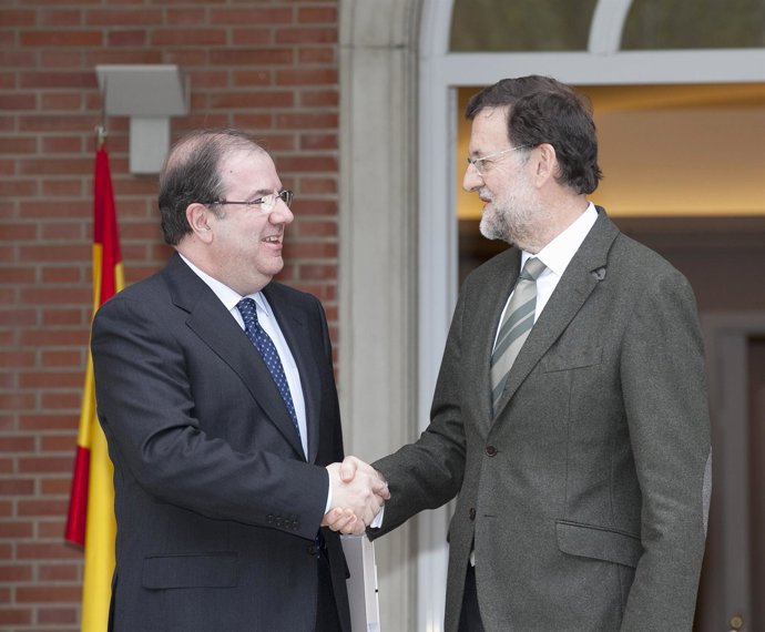 Herrera Saluda A Mariano Rajoy En La Moncloa