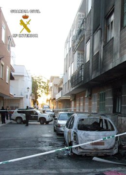 Un Agente De La Guardia Civil Auxilia A Una Familia De Un Incendio