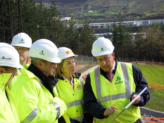 Ana Pastor Visita Las Obras De La Y Vasca En Bizkaia.