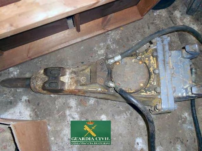 Martillo Hidráulico De Excavadora Sustraído En Navia