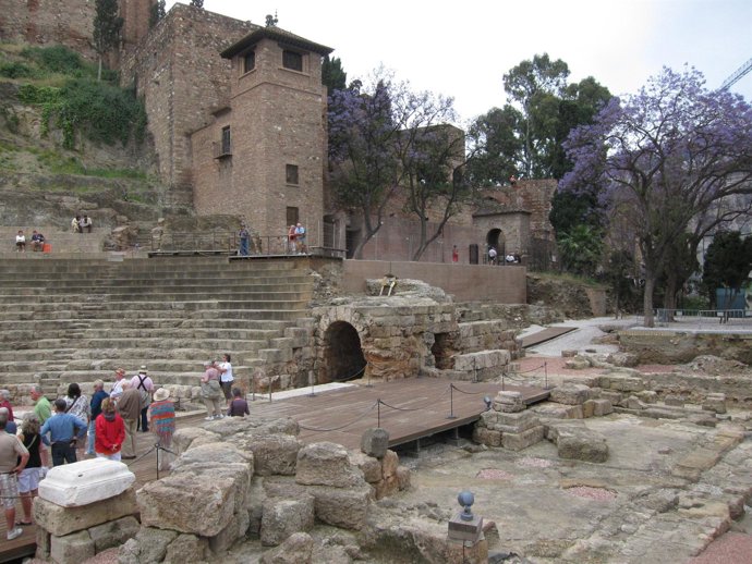 Turistas En El Teatro Romano Y La Alcazaba De Málaga Capital