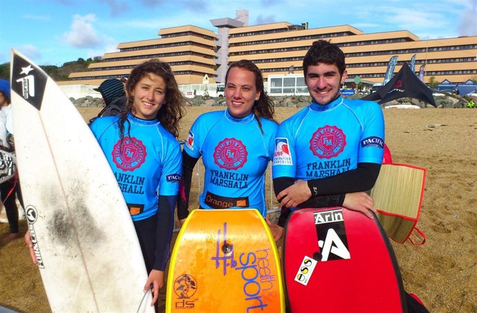 Equipo De Surf: Andrea De La Mora, Conchi Anillo Y Alejandro Poo