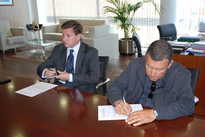Josep Andreu Y Domingo Escoda Durante La Firma Del Convenio
