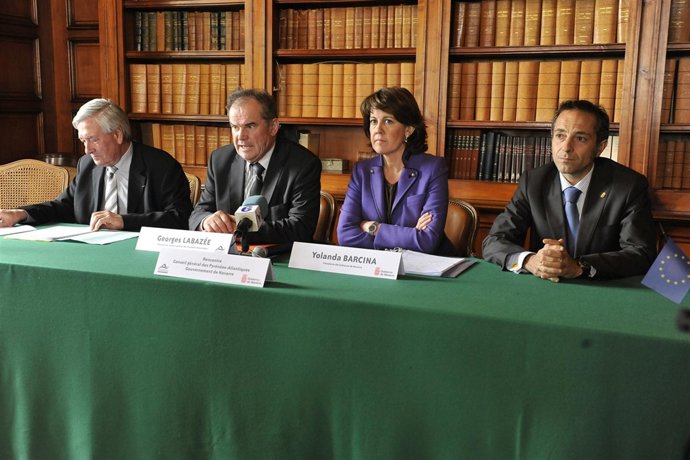    Labazée Y Barcina, En El Centro, Junto A François Maitia Y Sánchez De Muniáin
