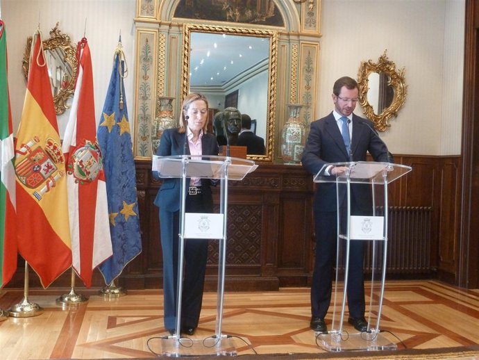 La Ministra De Fomento, Ana Pastor, Y El Alcalde De Vitoria, Javier Maroto.