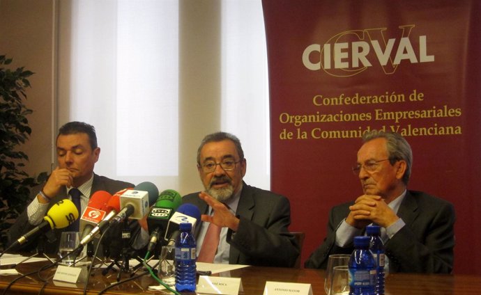 González (Cierval) En una Rueda De Prensa, Entre Navarro Y Roca.