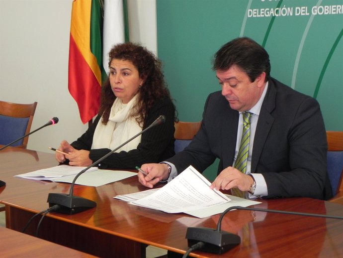 La Delegada De Economía, María José Asensio, Y El Delegado De Empleo. 