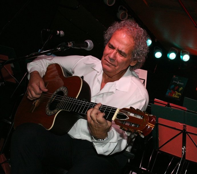 El Cantante Y Guitarrista Brasileño Jayme Marques .