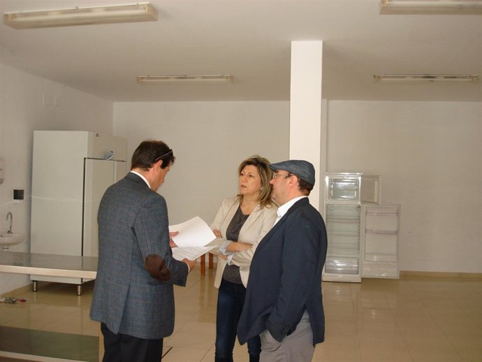 Pilar Salazar Y Javier Sánchez (D) En El Edifcio Que Acogerá El Albergue Rural.