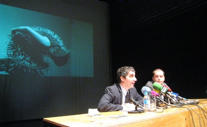 Cruz Durante La Presentación De La Programación Del Centro Párraga