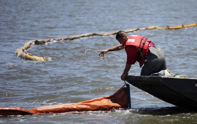 Mancha de crudo, petroleo se acerca a la costa