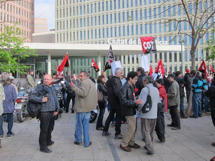 Sindicalistas De CGT Se Concentran Ante La Ciudad De La Justicia