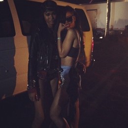 Imagen De Rihanna Con Una Amiga