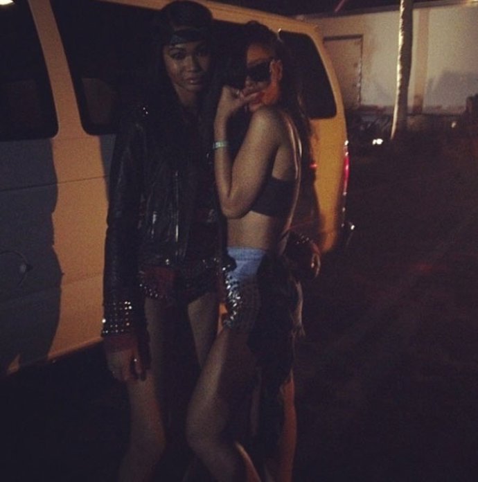 Imagen De Rihanna Con Una Amiga