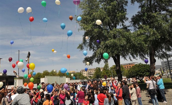 Suelta De Globos Por Los Escolares Participantes