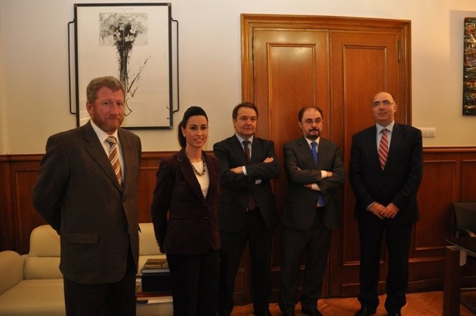 El Alcalde De Ejea, La Concejal Y Los Responsables De Las Tres Entidades