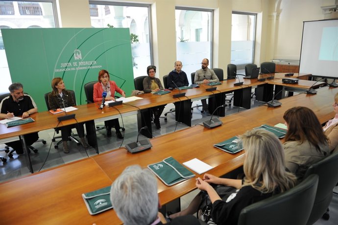 La Delegada Provincial De Educación Se Reúne Con Docentes Griegos