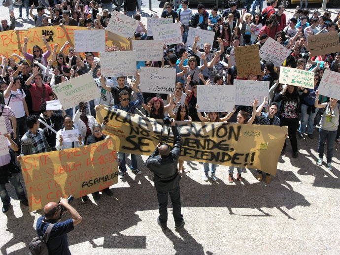 Concentración De Estudiantes De La UAL Contra La Subida De Tasas