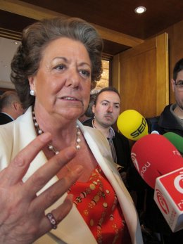 Rita Barberá Atiende A Los Periodistas Al Término Del Encuentro.