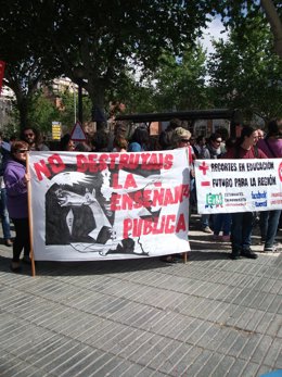 Protestas De Los Interinos Ante La Puerta De La Asamblea Regional
