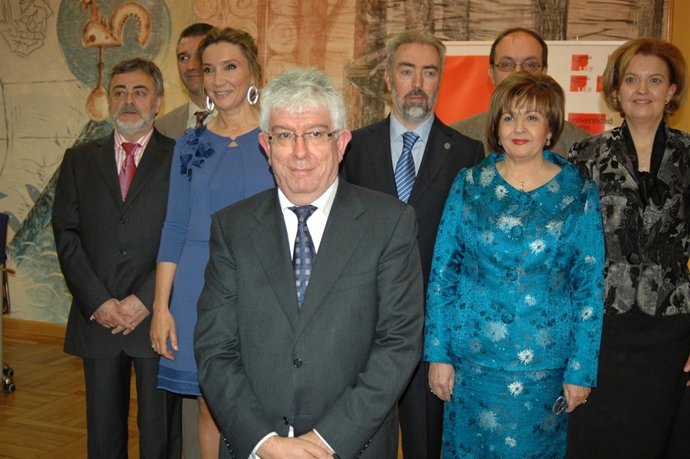 José Ángel Hermida (Delante, Centro), Acompañado Por Su Equipo De Gobierno